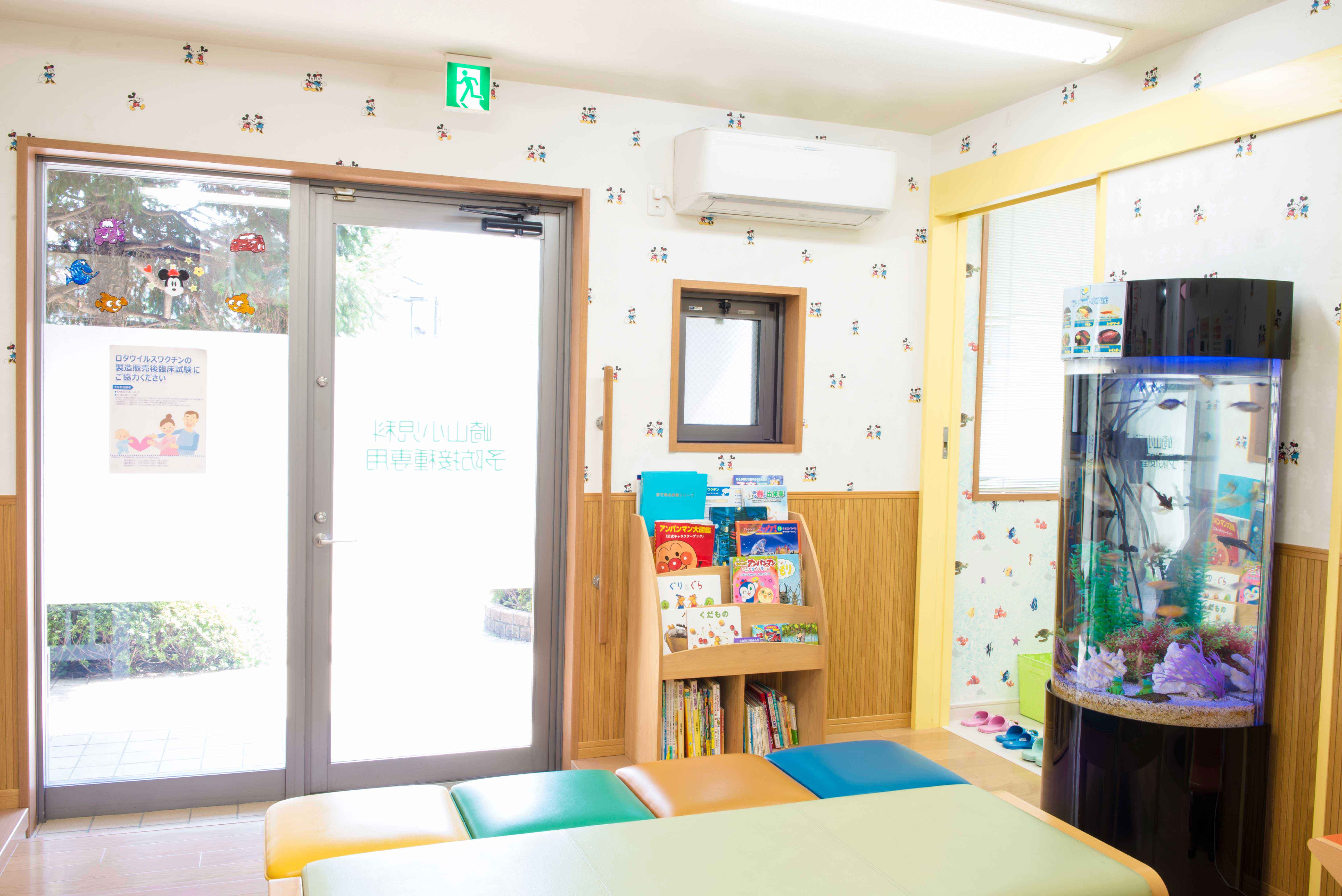 崎山小児科待合室_2
